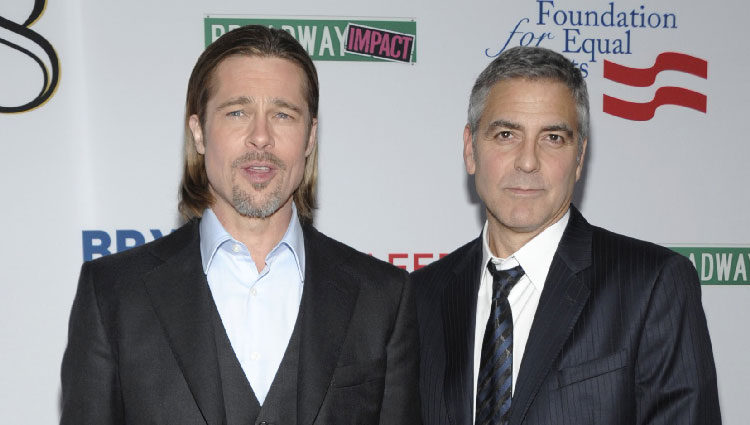 George Clooney y Brad Pitt en el estreno de la obra '8'
