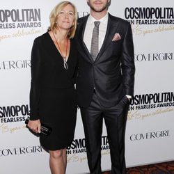 Liam Hemsworth y su madre Leonie en los Premios Cosmopolitan Fun Fearless Males and Females 2012