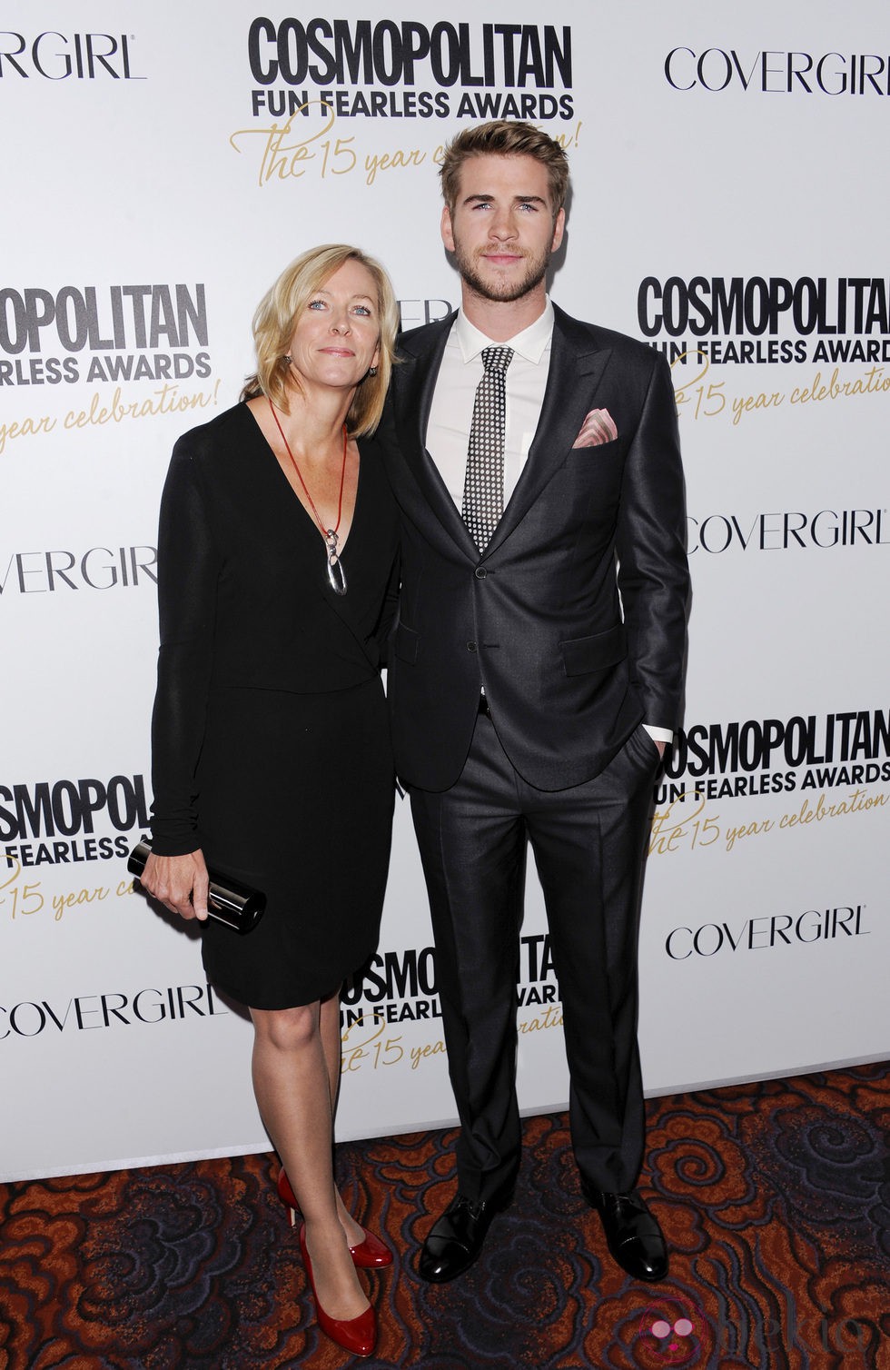 Liam Hemsworth y su madre Leonie en los Premios Cosmopolitan Fun Fearless Males and Females 2012