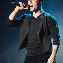 David Bustamante cantando en su concierto en Madrid