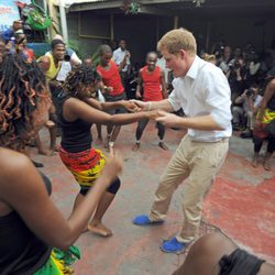 El Príncipe Harry bailando con una chica en Jamaica