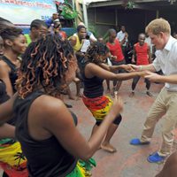 El Príncipe Harry bailando con una chica en Jamaica