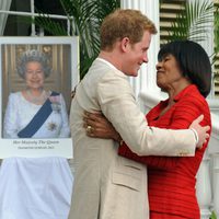 El Príncipe Harry abraza a la Primera Ministra de Jamaica