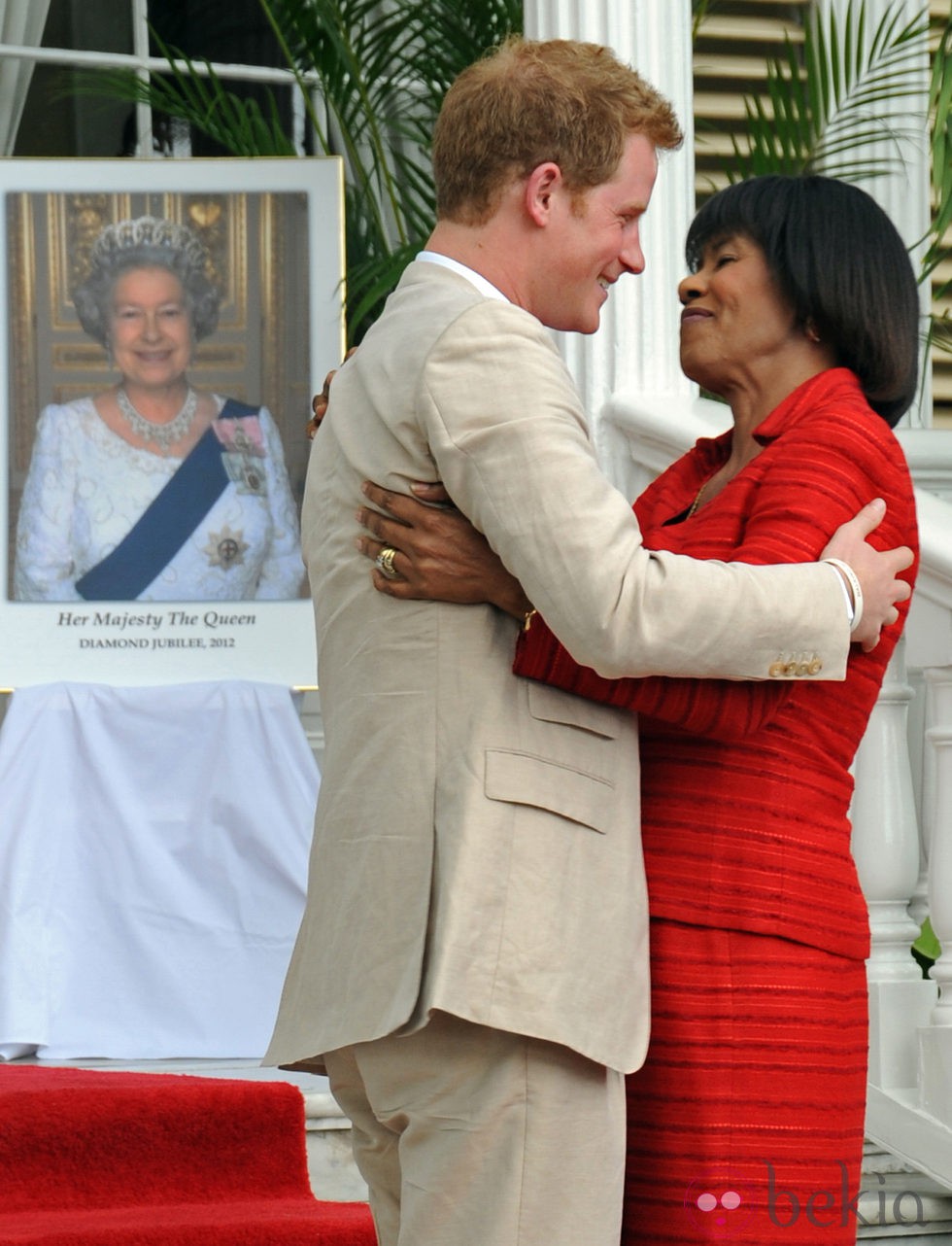 El Príncipe Harry abraza a la Primera Ministra de Jamaica