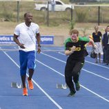 Harry de Inglaterra corre junto a Usain Bolt en Jamaica