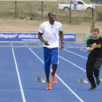 Harry de Inglaterra corre junto a Usain Bolt en Jamaica