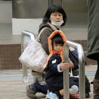 Una mujer y su hijo en Tokio tras el terremoto de marzo de 2011