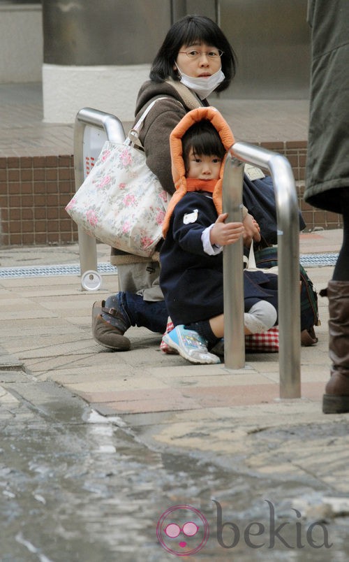 Una mujer y su hijo en Tokio tras el terremoto de marzo de 2011