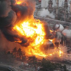 Petroquímica en llamas tras el terremoto y tsunami de Japón