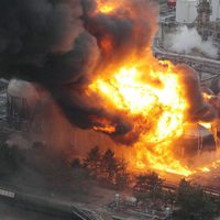 Petroquímica en llamas tras el terremoto y tsunami de Japón