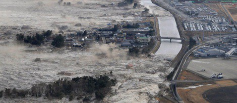 El tsunami devora la ciudad japonesa de Iwanuma