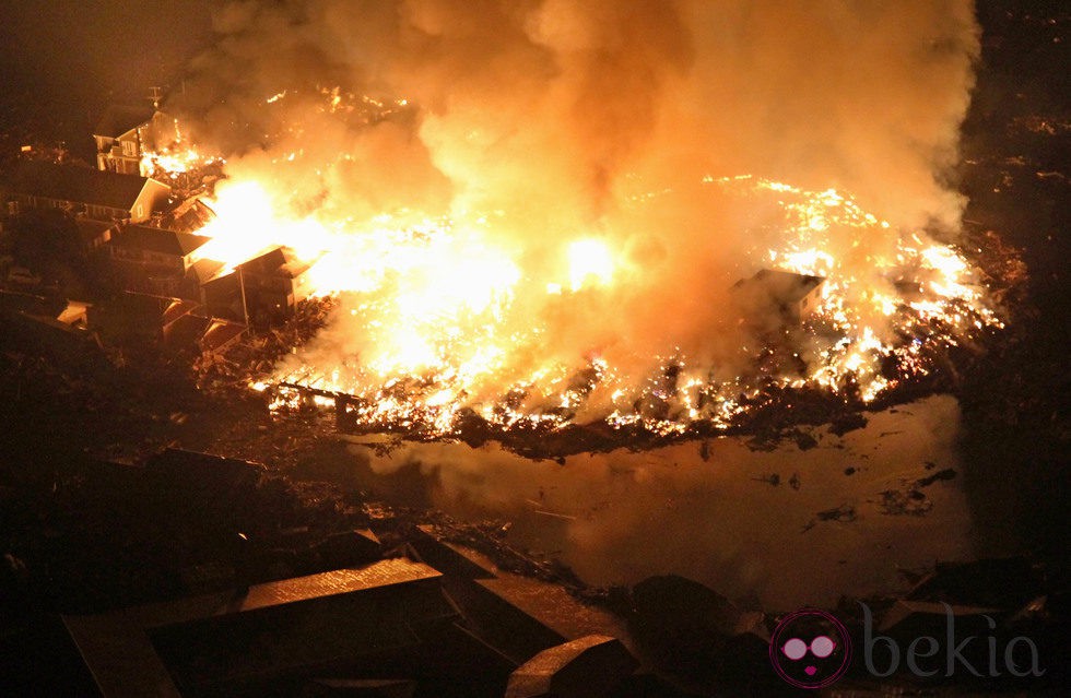 Incendio en Natori tras el terremoto y tsunami de Japón