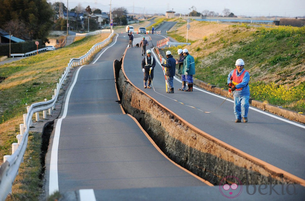 Carretera destruida a consecuencia del terremoto de Japón