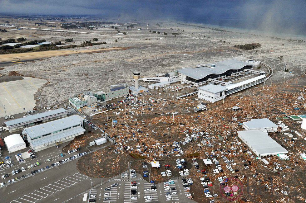 El aeropuerto de Sendai, arrasado por el tsunami de Japón