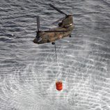 Un helicóptero recoge agua de mar para echarla en un reactor de Fukushima