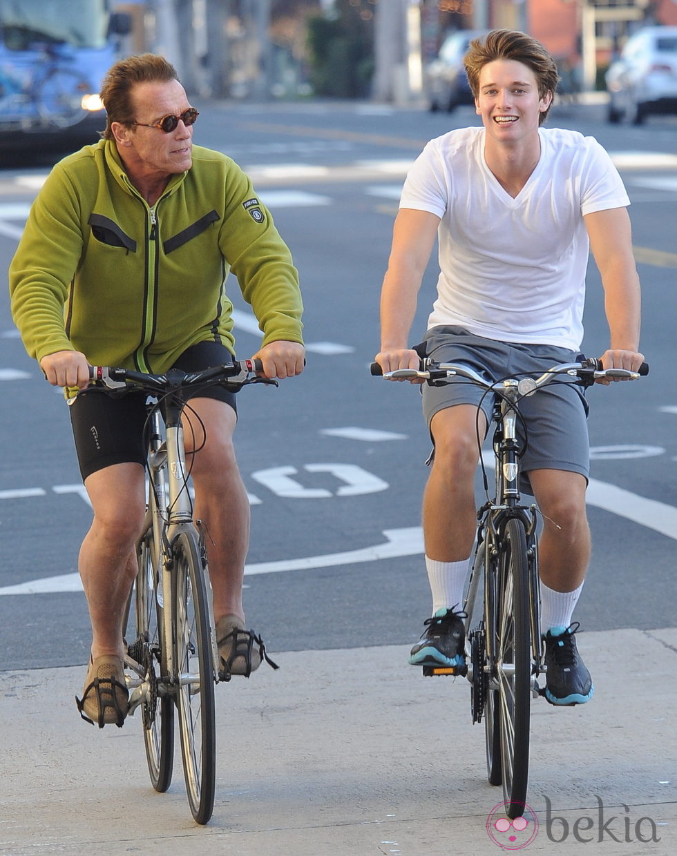 Arnold y Patrick Schwarzenegger pasean en bicicleta