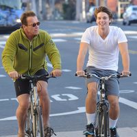 Arnold y Patrick Schwarzenegger pasean en bicicleta