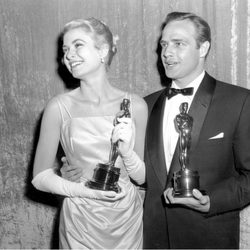 Grace Kelly posa con su Oscar y Marlon Brando en 1955
