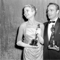 Grace Kelly posa con su Oscar y Marlon Brando en 1955