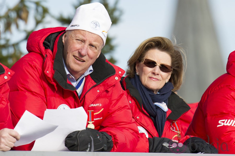 Los Reyes Harald y Sonia de Noruega en Holmenkollen