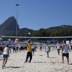 El Príncipe Harry disputa un partido de voley playa en Brasil
