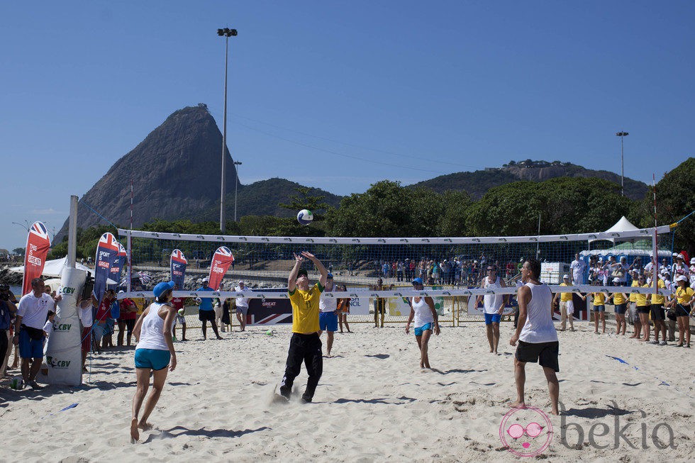 El Príncipe Harry disputa un partido de voley playa en Brasil