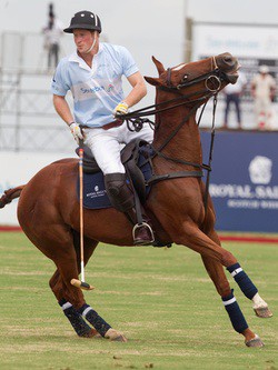El Príncipe Harry disputa un partido de polo en Brasil