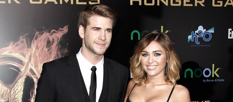Miley Cyrus y Liam Hemsworth en el estreno de 'Los juegos del hambre' en Los Ángeles
