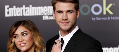 Liam Hemsworth y Miley Cyrus, muy cariñosos en el estreno de 'Los juegos del hambre' en Los Ángeles