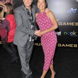 Woody Harrelson y Laura Louie en el estreno de 'Los juegos del hambre' en Los Ángeles