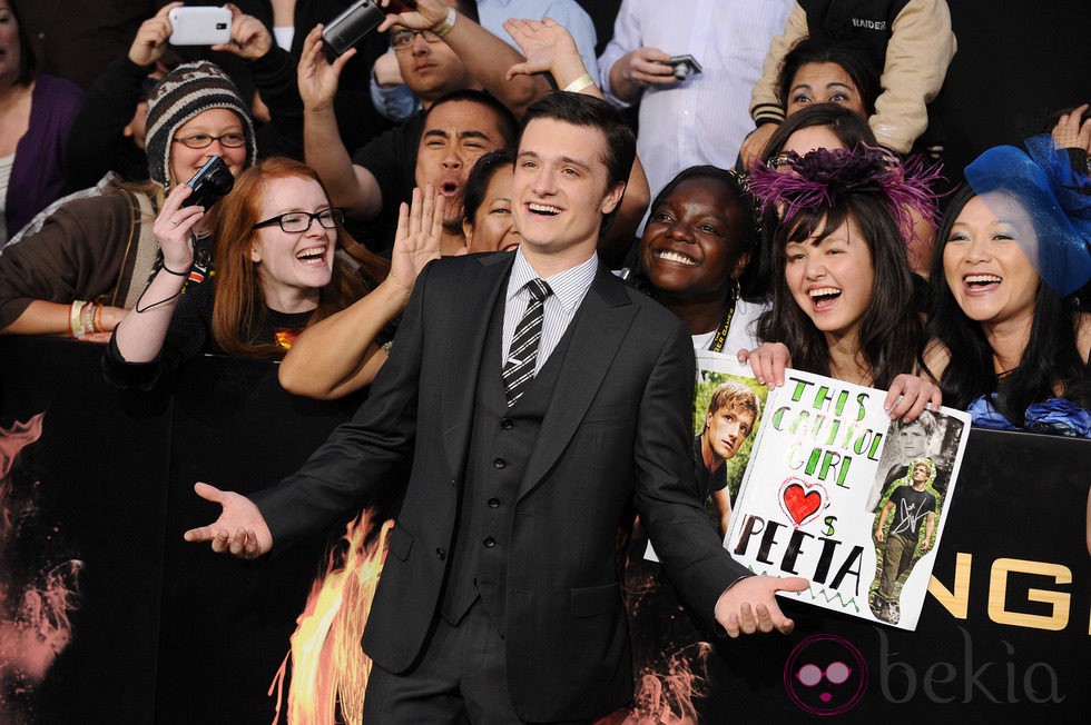 Josh Hutcherson con las fans en el estreno de 'Los juegos del hambre' en Los Ángeles