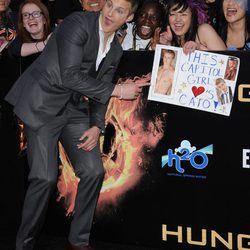 Alexander Ludwig con los fans en el estreno de 'Los juegos del hambre' en Los Ángeles