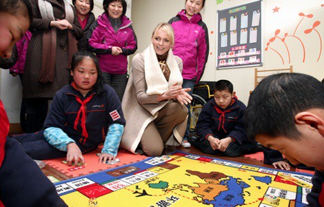 Charlene de Mónaco juega con unos niños en Shangai