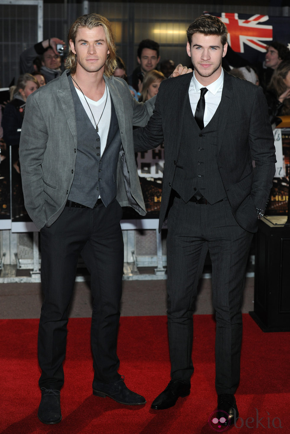 Los hermanos Chris y Liam Hemsworth en el estreno de 'Los juegos del hambre' en Londres