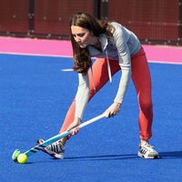 Catalina de Cambridge juega al hockey en el Parque Olímpico de Londres 2012