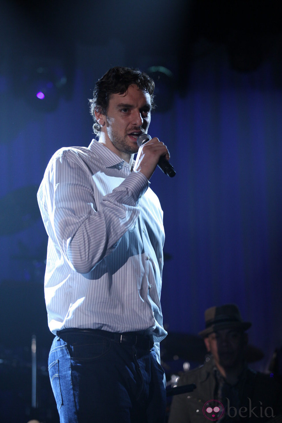 Pau Gasol cantando en un acto solidario organizado por Unicef