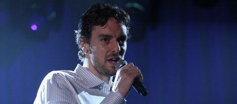 Pau Gasol cantando en un acto solidario organizado por Unicef
