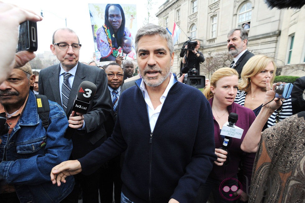 George Clooney en una manifestación frente a la embajada de Sudán en Washington