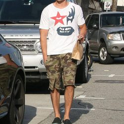 Zac Efron con gafas de sol y pantalones militares