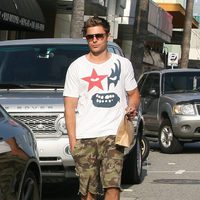 Zac Efron con gafas de sol y pantalones militares