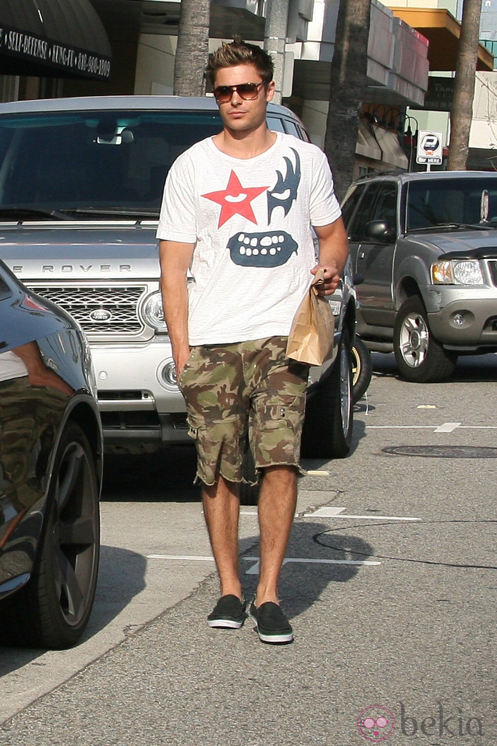 Efron con gafas de sol y pantalones militares - Zac Efron, de chico Disney a actor de Hollywood - Bekia Actualidad