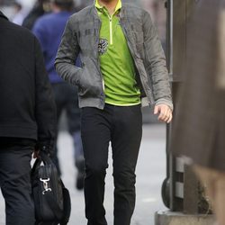 Zac Efron, con chaqueta gris