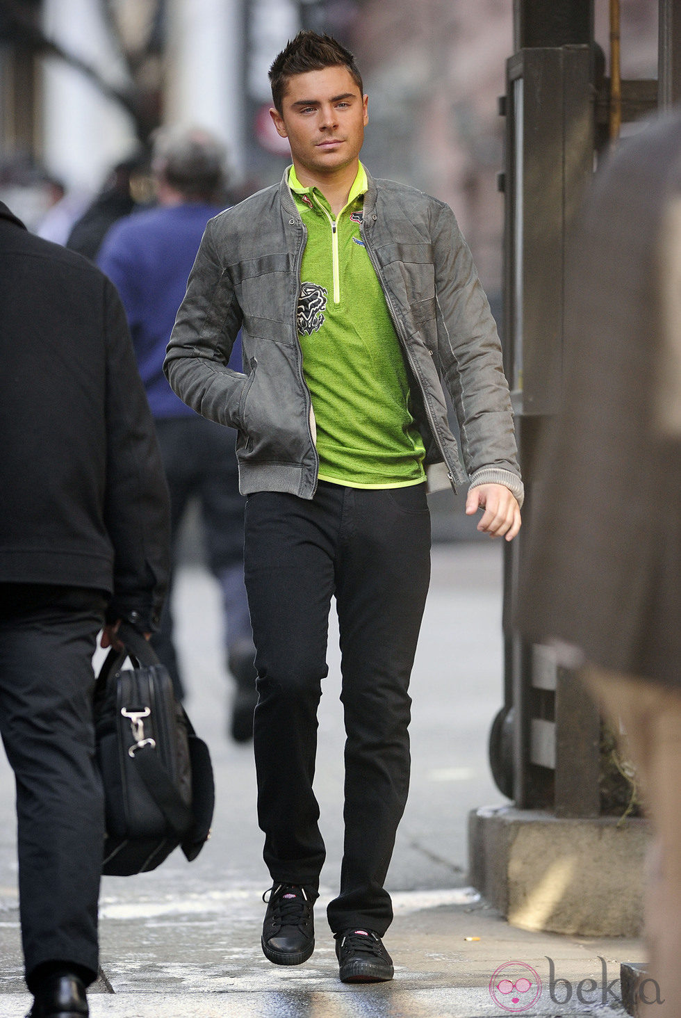 Zac Efron, con chaqueta gris