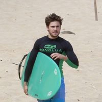 Zac Efron, con una tabla de surf