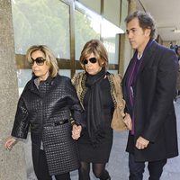 María Teresa Campos y Terelu Campos en el tanatorio de Paco Valladares