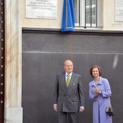 Los Reyes descubren una placa conmemorativa del Bicentenario de la Constitución de Cádiz