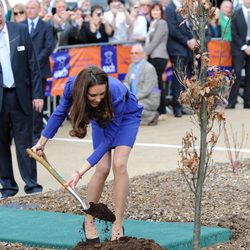 La Duquesa de Cambridge planta un árbol en el Hospicio Treehouse en Ipswich