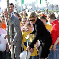 La Princesa Máxima de Holanda planta un árbol en Oeffelt