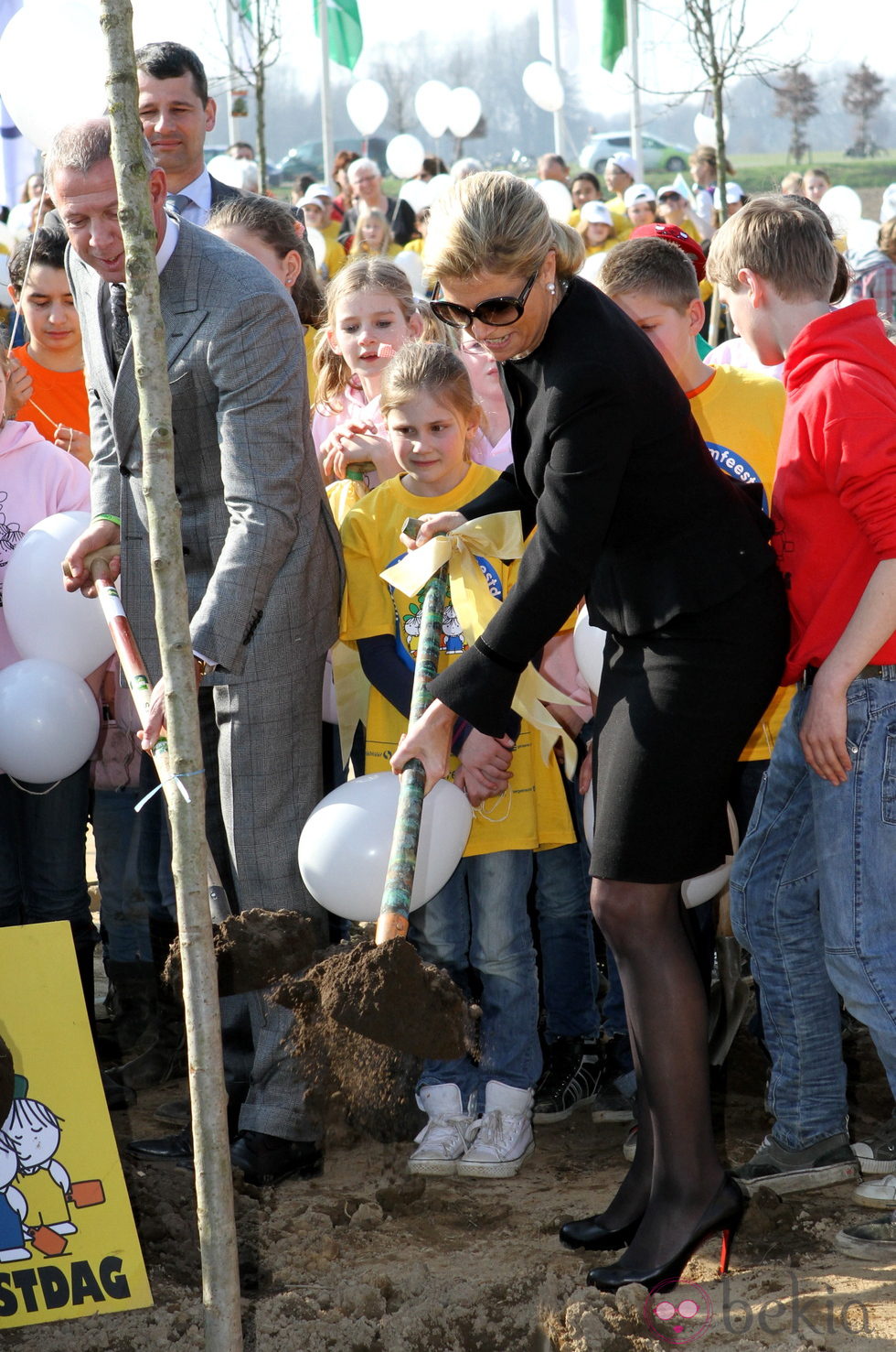 La Princesa Máxima de Holanda planta un árbol en Oeffelt