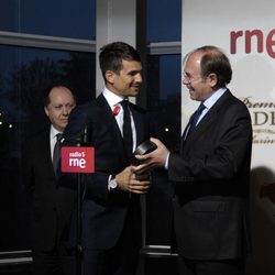 Pío García Escudero entrega la Oreja de Oro 2011 a José María Manzanares